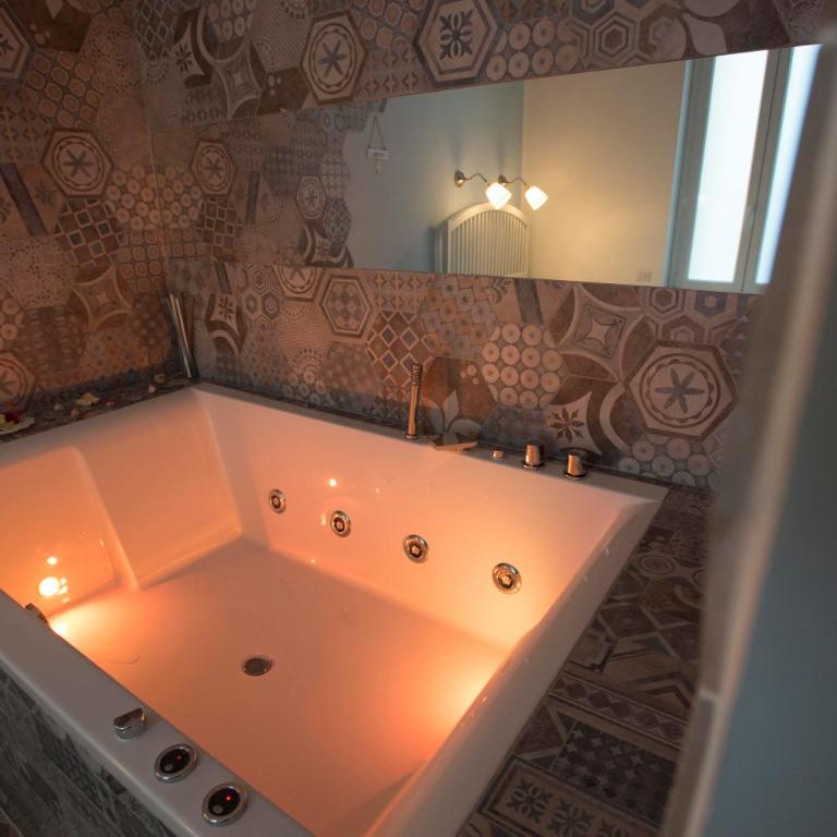 Nereidi Suites - Camera Queen con Vasca Idromassaggio - 9