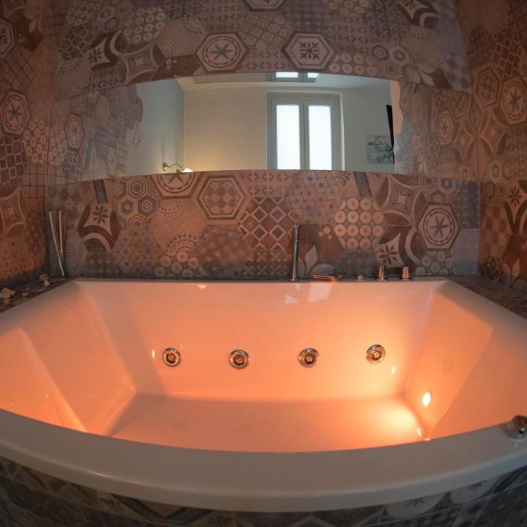 Nereidi Suites - Camera Queen con Vasca Idromassaggio - 6