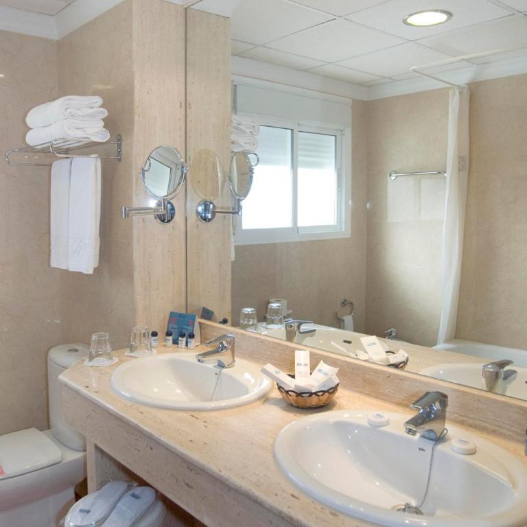 Hotel Isabel - Habitación Doble Superior (2 adultos + 2 niños) - 11