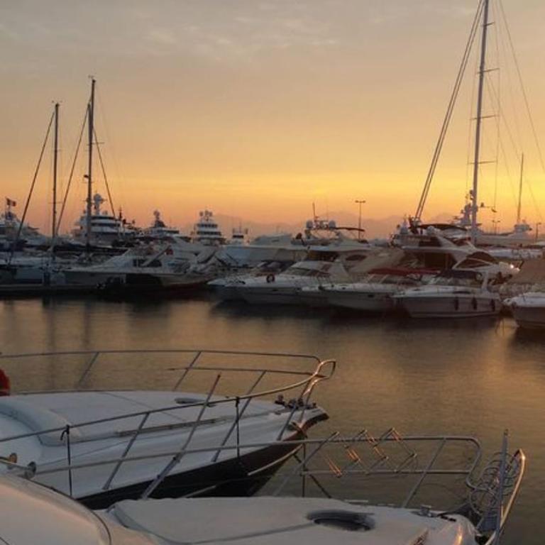 Ferretti 36 ' Bateau à Quai Vieux-Port Cannes Festival La Croisette - Mobile Home - 25