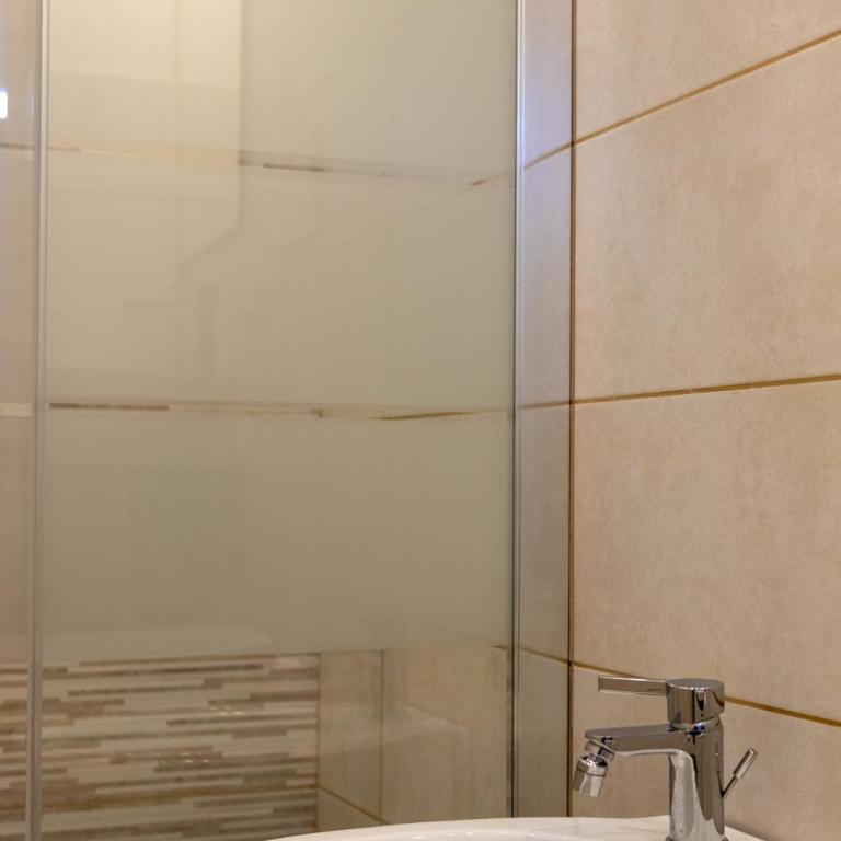 Le Violette - Camera Familiare con Bagno Privato - 12