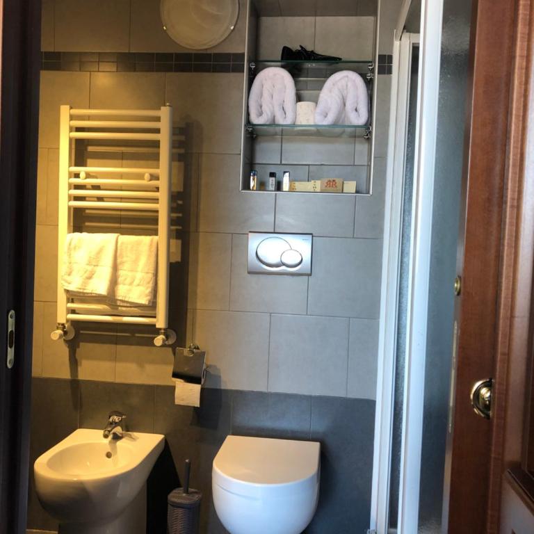 BB Il Re Alla Reginella Guest House - Double Room with Private Bathroom - 1