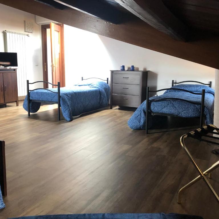 BB Il Re Alla Reginella Guest House - Family Room with Private External Bathroom - 10