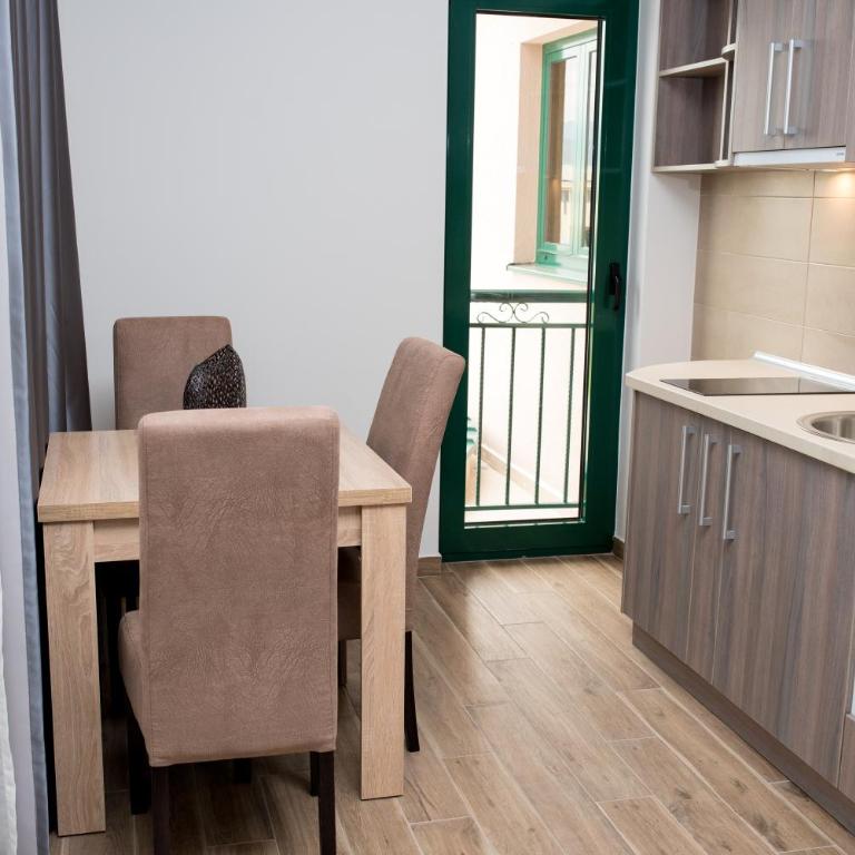 IPN APARTMENTs - King Suite with Balcony - 6