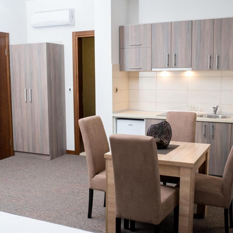 IPN APARTMENTs - King Suite with Balcony - 10
