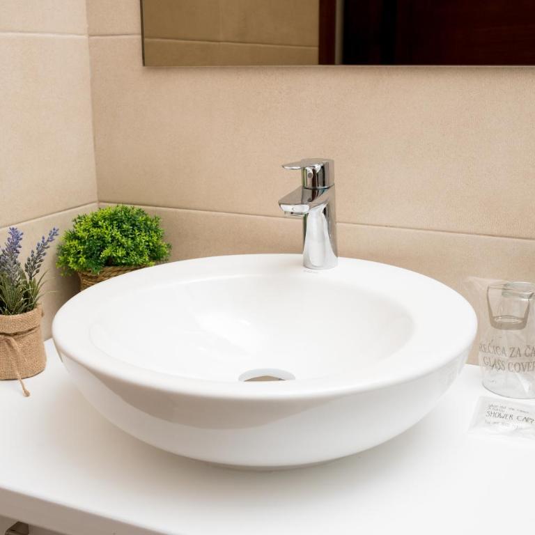 IPN APARTMENTs - King Suite with Balcony - 10