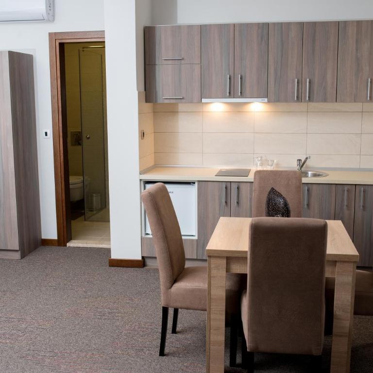 IPN APARTMENTs - King Suite with Balcony - 11