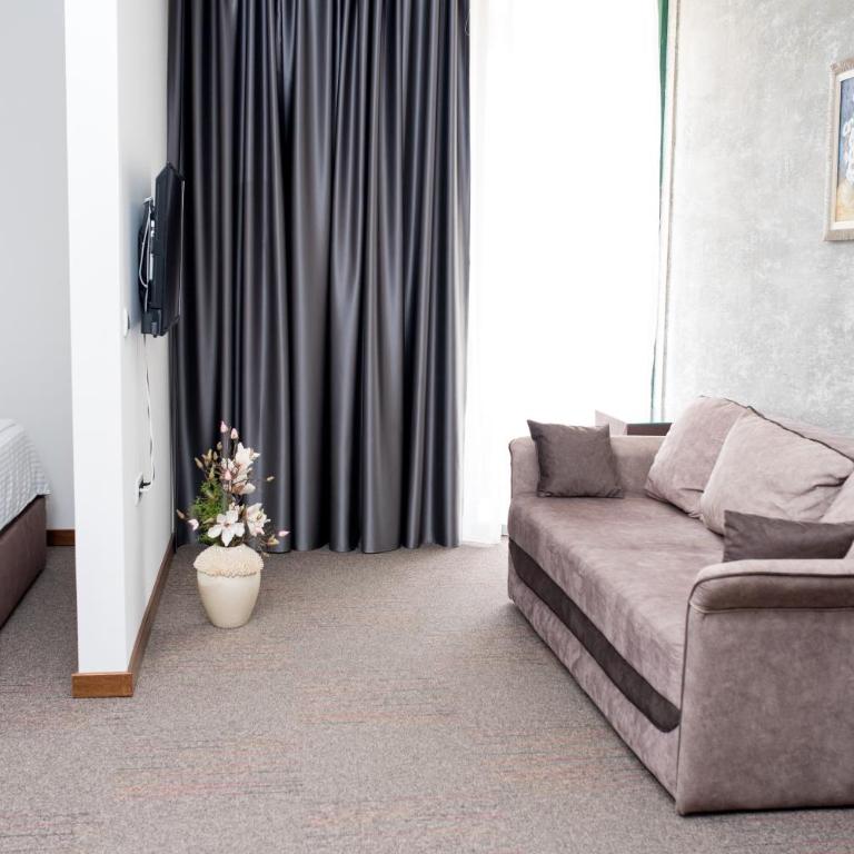 IPN APARTMENTs - King Suite with Balcony - 6