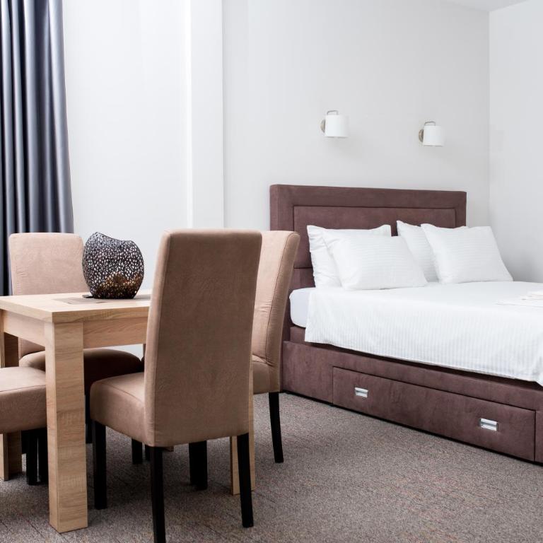 IPN APARTMENTs - King Suite with Balcony - 5