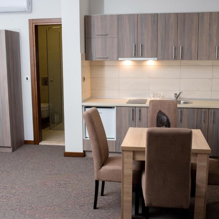 IPN APARTMENTs - King Suite with Balcony - 4