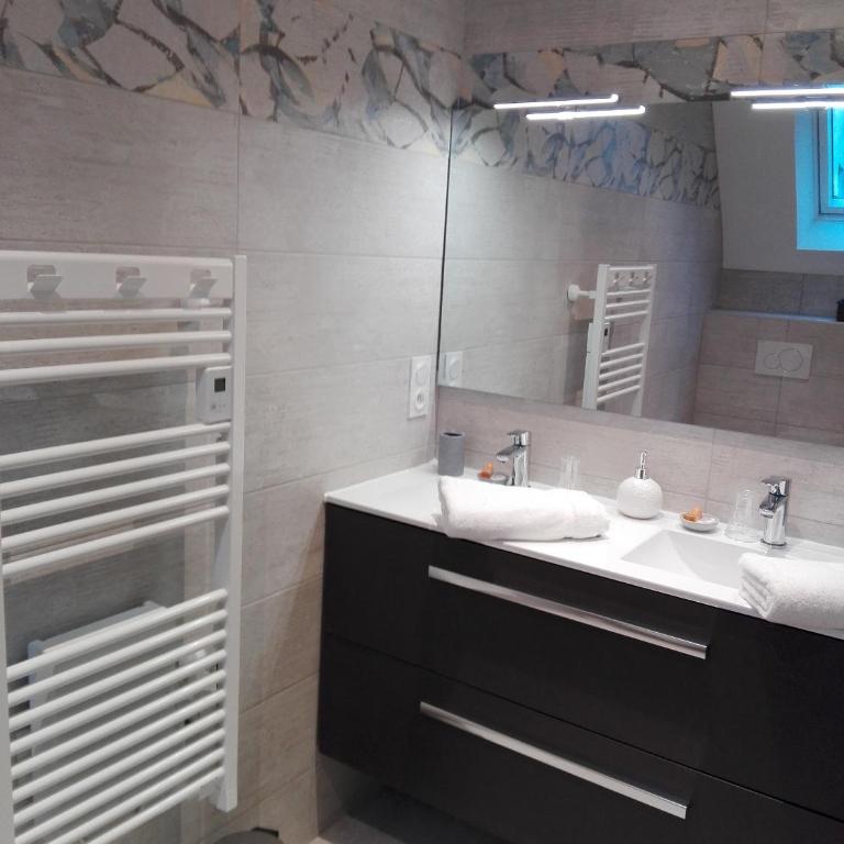 Villa des Fleurs d'Ajoncs - Chambre Familiale avec Salle de Bains - 1
