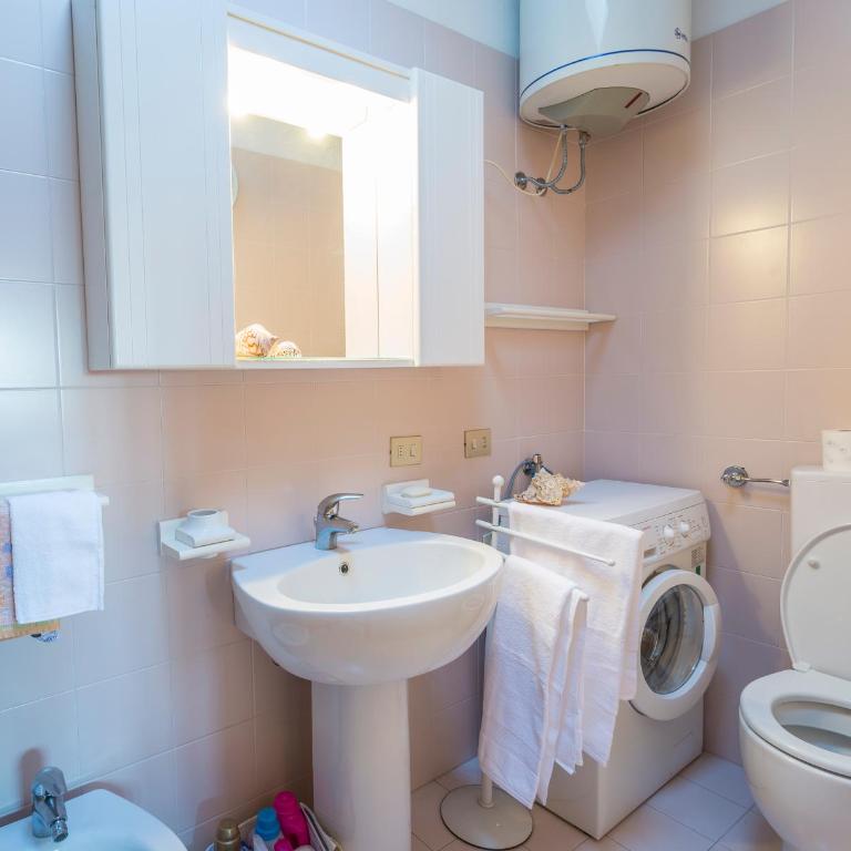 GuestHost - Lignano Sabbiadoro Flat Garage - Two-Bedroom Apartment - 10