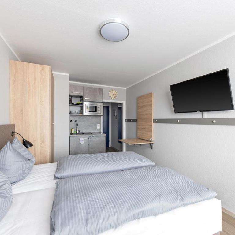 centerroom München City - Doppelzimmer mit Balkon und Küche - 1