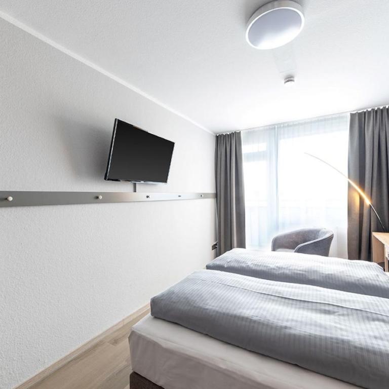 centerroom München City - Doppelzimmer mit Balkon und Küche - 2