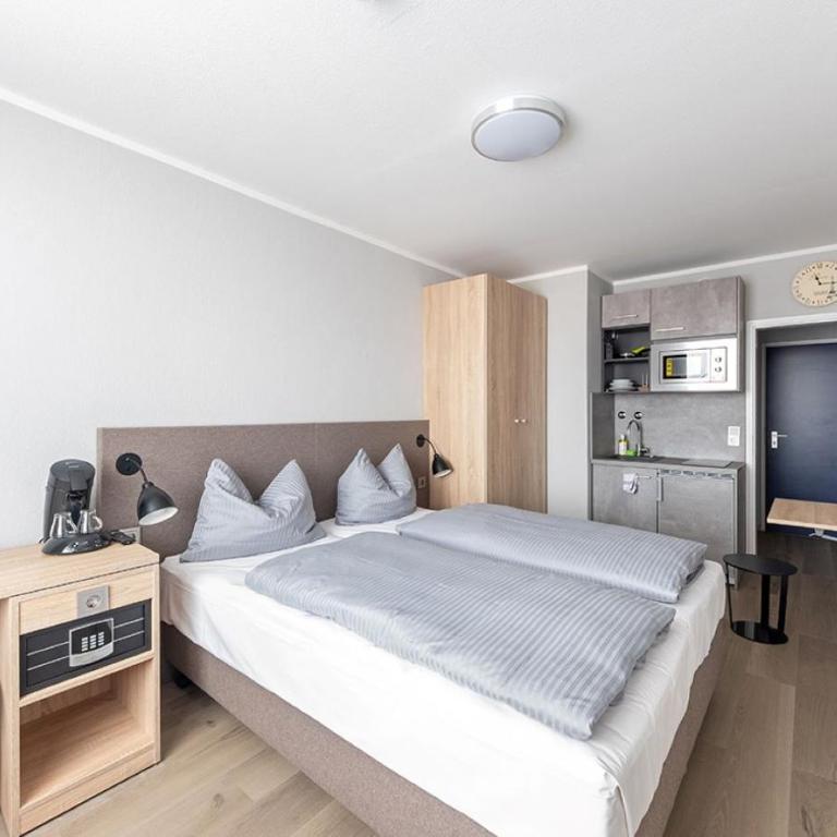 centerroom München City - Doppelzimmer mit Balkon und Küche - 4