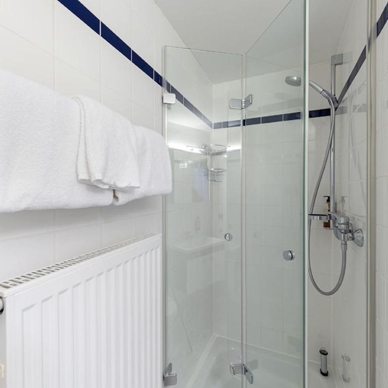 centerroom München City - Doppelzimmer mit Balkon und Küche - 7