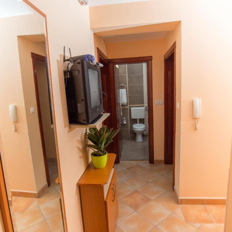 Adzic Apartments - Two-Bedroom Apartment with Balcony - 1