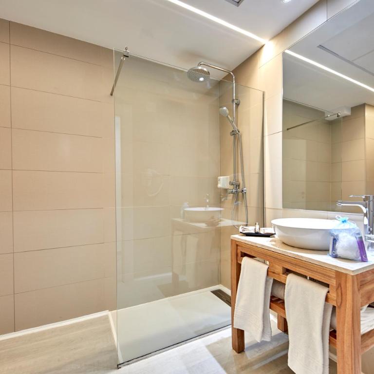 Ibersol Torremolinos Beach - Habitación Cuádruple con vistas al mar (2 adultos + 2 niños) - 2
