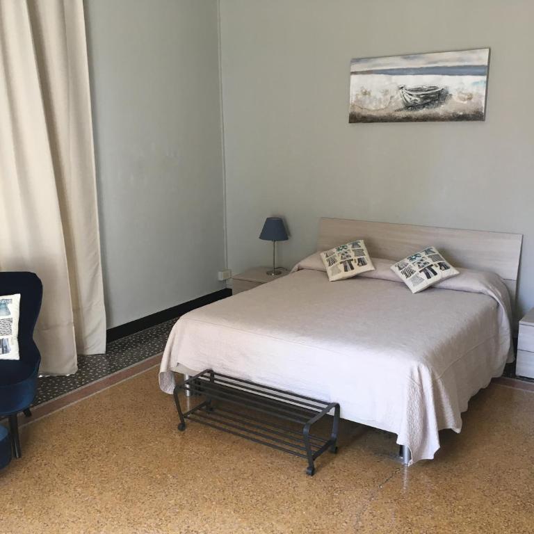 Check-Inn Rooms Genova Centro - Camera Matrimoniale con Bagno Privato - 1