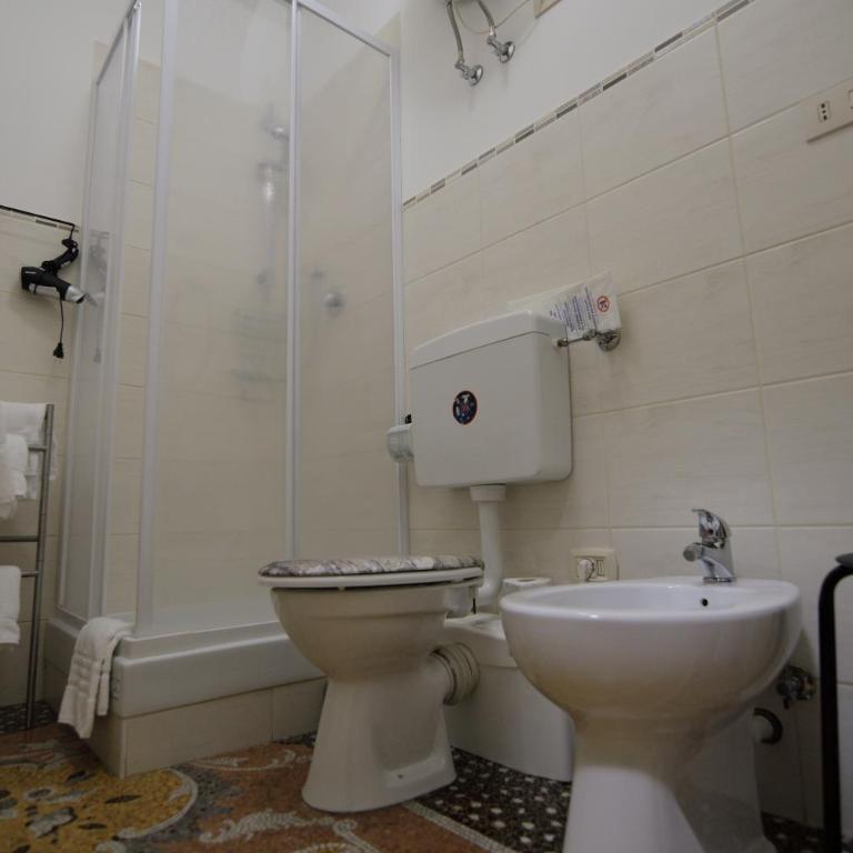 Check-Inn Rooms Genova Centro - Camera Matrimoniale con Bagno Privato - 4