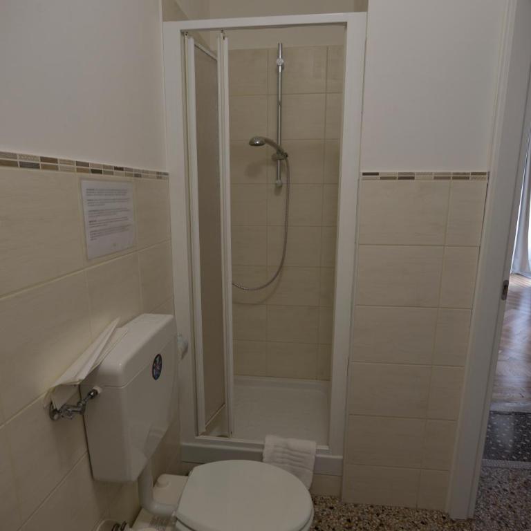 Check-Inn Rooms Genova Centro - Camera Quadrupla con Bagno Privato - 1