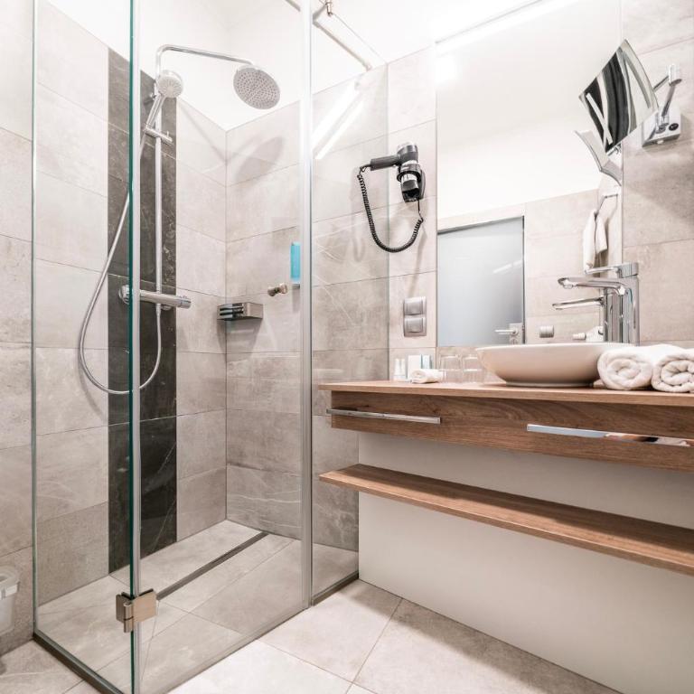 Villa Postillion am See - Superior Doppelzimmer mit Balkon und Seeblick - 9