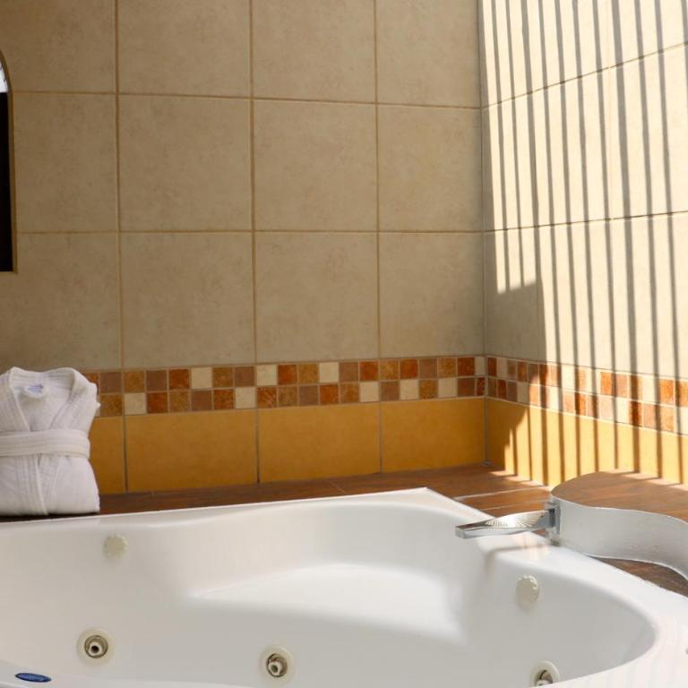 Hotel puesta del sol - Suite con bañera de hidromasaje - Cama extragrande - 6