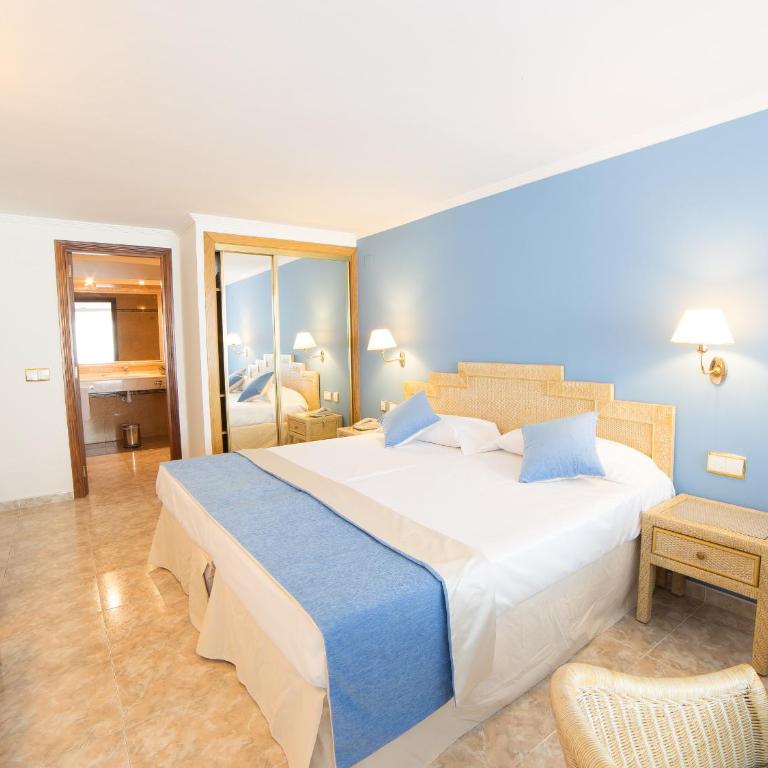 Palas Pineda - Family Room - 2