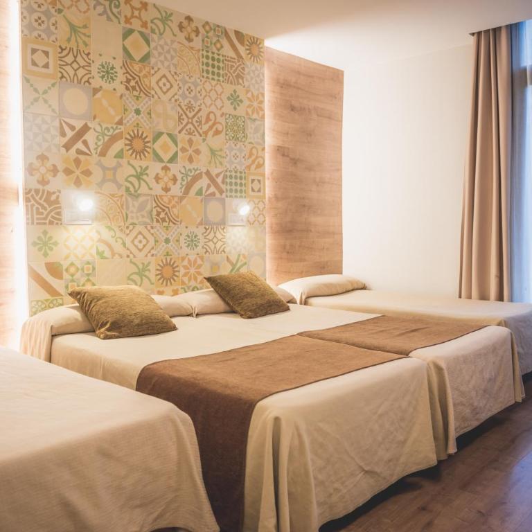 Hostal Marenostrum - Family Room - 1