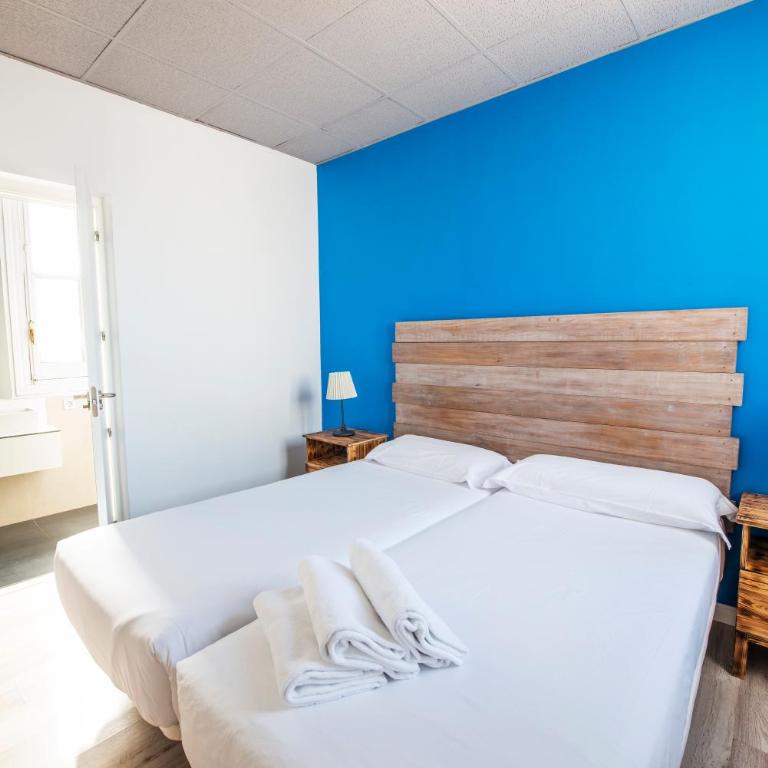 Safestay Madrid Central - Twin Room Shared Bathroom - 2