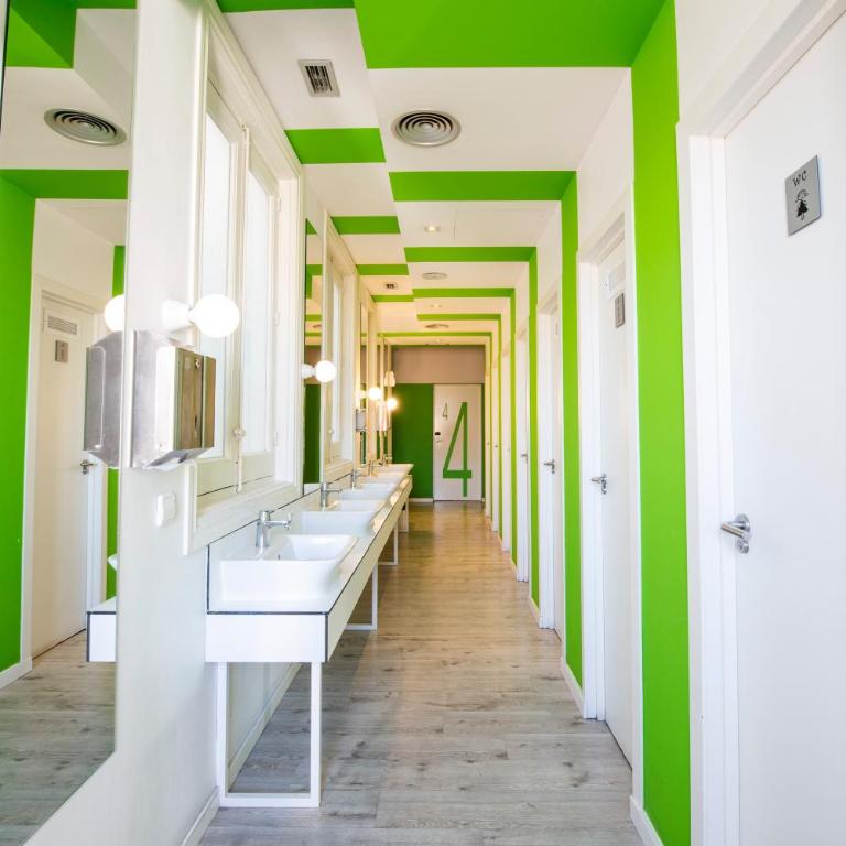 Safestay Madrid Central - Bed in 8-Bed Female Dorm Shared Bathroom - 11