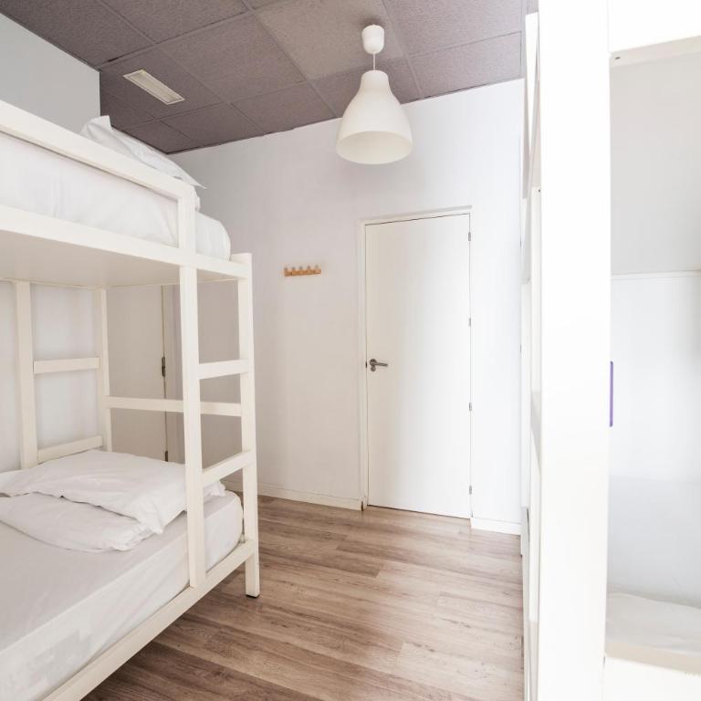 Safestay Madrid Central - Bed in 4-Bed Mixed Dorm Ensuite - 12