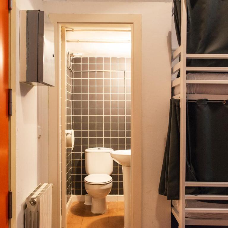 Safestay Barcelona Gothic - Bed in 14-Bed Mixed Dorm Shared Bathroom - 8
