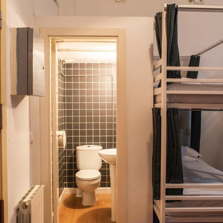 Safestay Barcelona Gothic - Bed in 14-Bed Mixed Dorm Shared Bathroom - 13