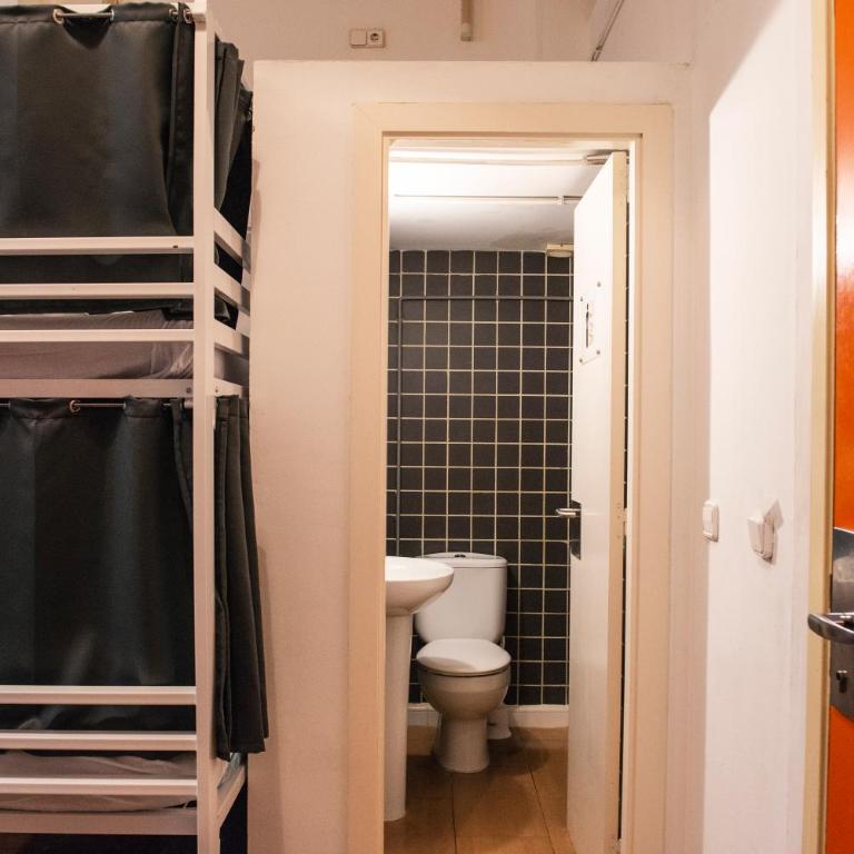 Safestay Barcelona Gothic - Bed in 14-Bed Mixed Dorm Shared Bathroom - 5