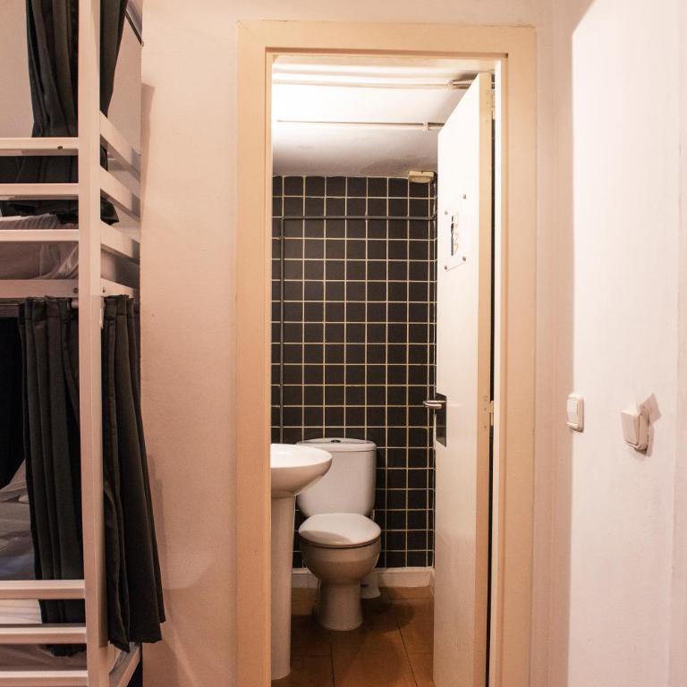 Safestay Barcelona Gothic - Bed in 14-Bed Mixed Dorm Shared Bathroom - 14