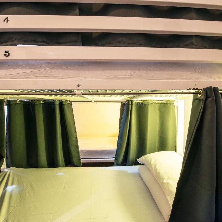 Safestay Barcelona Gothic - Bed in 14-Bed Mixed Dorm Shared Bathroom - 16