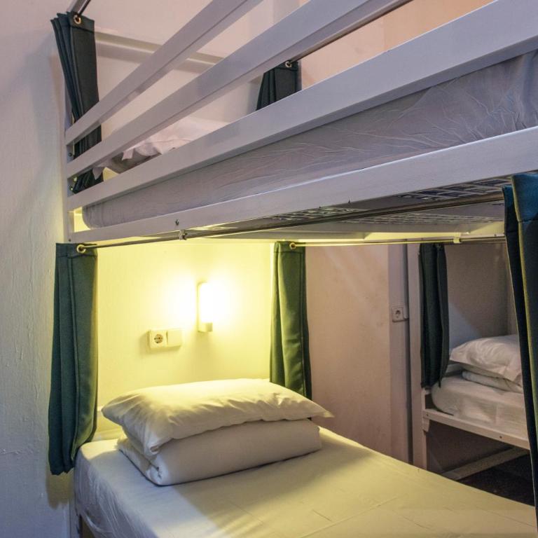 Safestay Barcelona Gothic - Bed in 14-Bed Mixed Dorm Shared Bathroom - 20