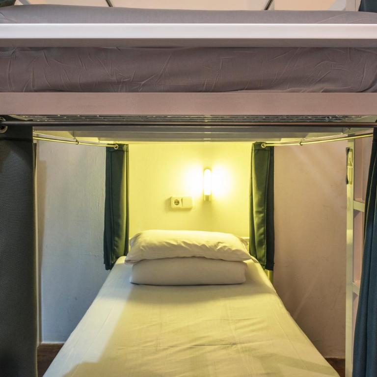 Safestay Barcelona Gothic - Bed in 14-Bed Mixed Dorm Shared Bathroom - 21