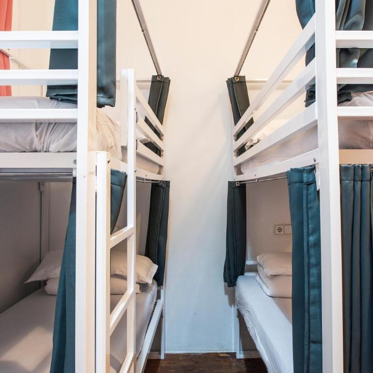 Safestay Barcelona Gothic - Bed in 14-Bed Mixed Dorm Shared Bathroom - 11