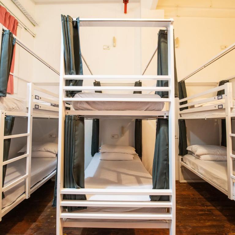 Safestay Barcelona Gothic - Bed in 14-Bed Mixed Dorm Shared Bathroom - 22