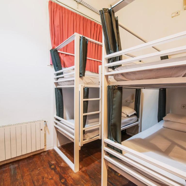 Safestay Barcelona Gothic - Bed in 14-Bed Mixed Dorm Shared Bathroom - 2