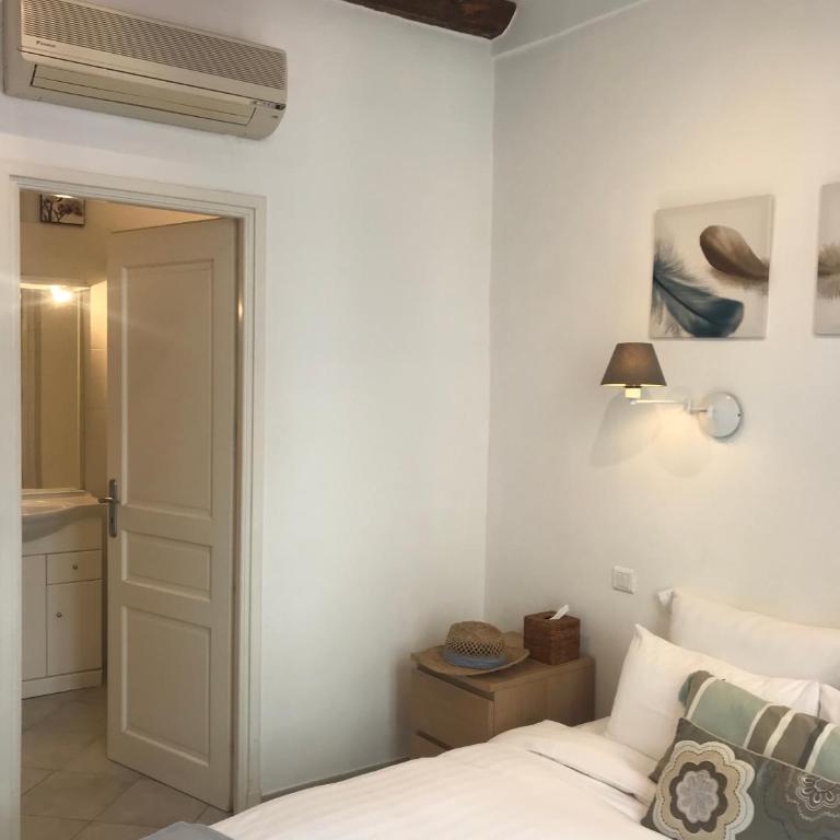 Balcony in Heart of pedestrian centre of Old Antibes - Apartment with Balcony - 16
