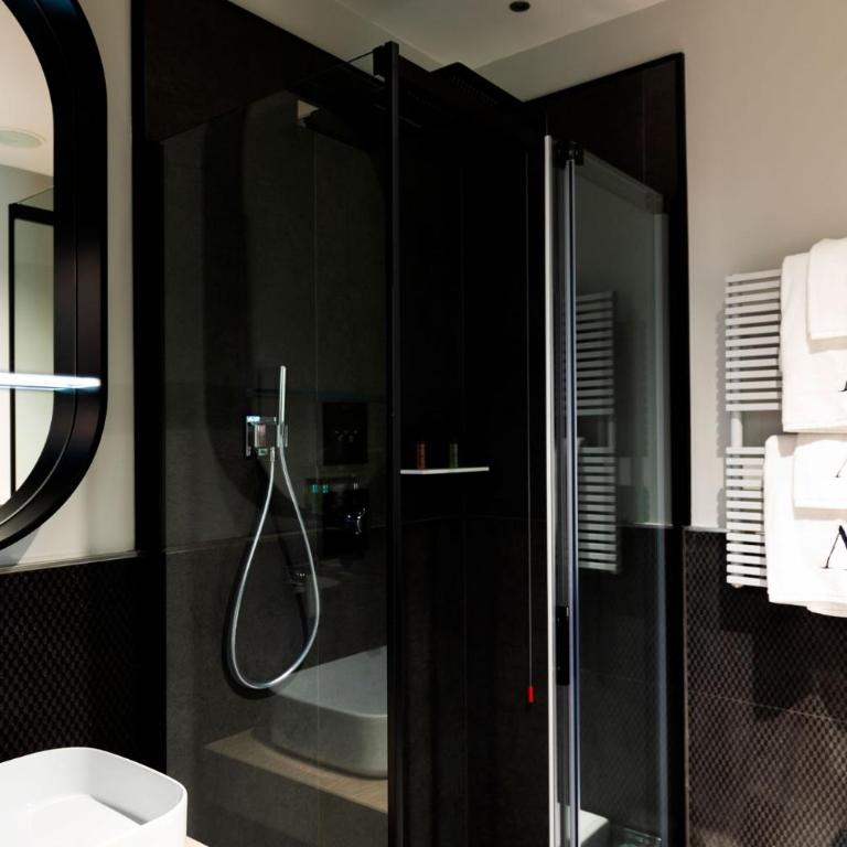 Amadomus Luxury Suites - Camera Matrimoniale Deluxe - 4