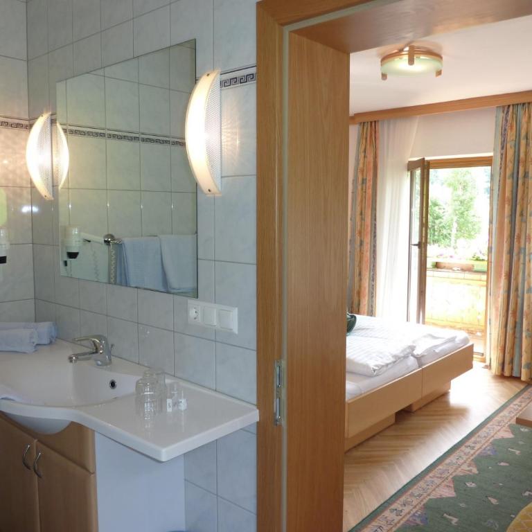 Alpenhotel Badmeister - Doppel-/Zweibettzimmer mit Balkon - 10