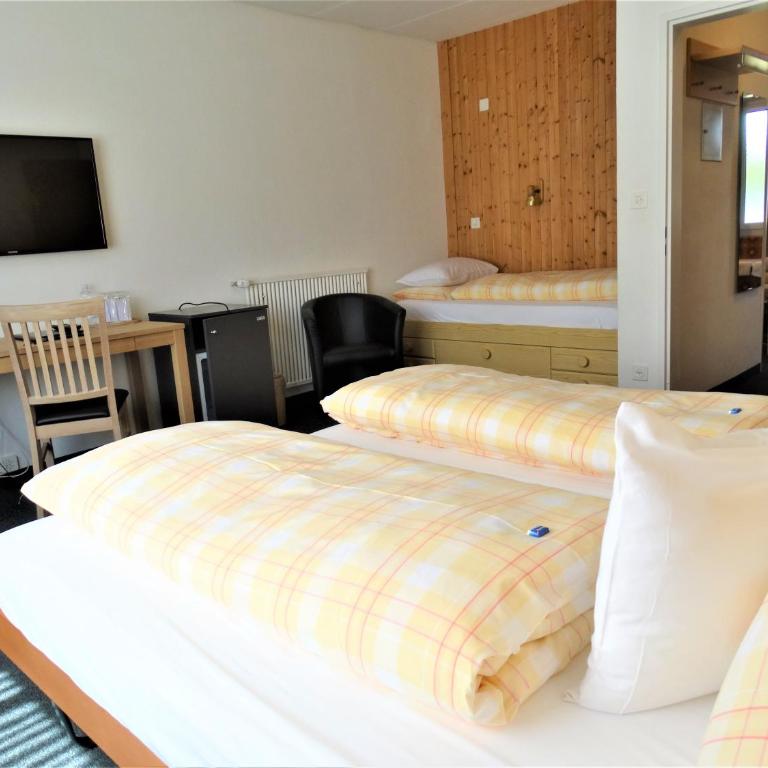 Hotel Bündnerhof - Familienzimmer (2 Erwachsene + 2 Kinder + 1 Baby) - 10