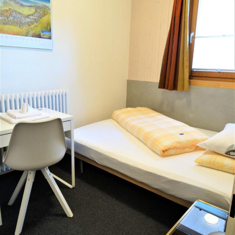 Hotel Bündnerhof - Familienzimmer (2 Erwachsene + 2 Kinder + 1 Baby) - 11