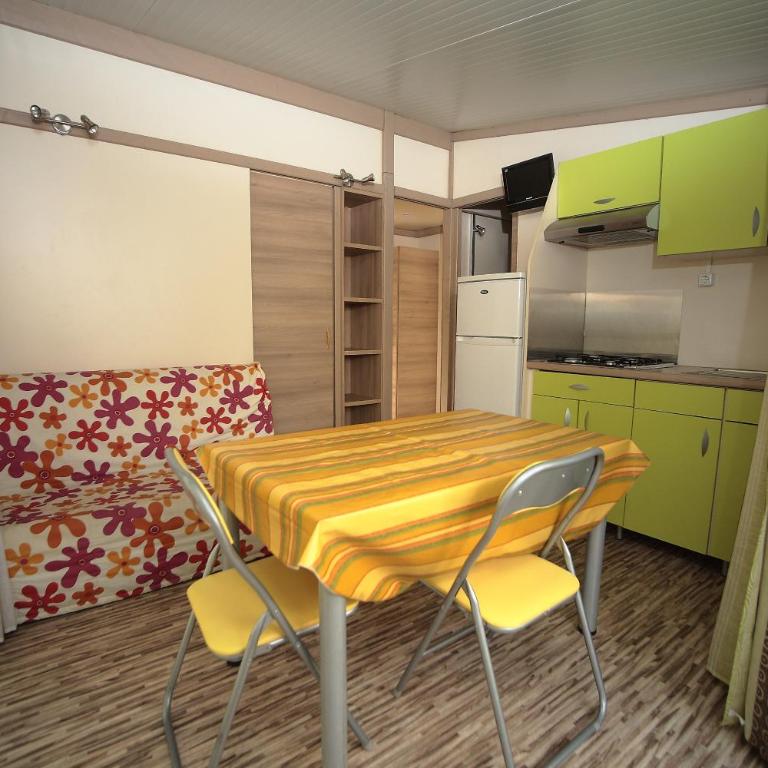 Camping Dal Pino - Bungalow con 2 Camere da Letto - 1