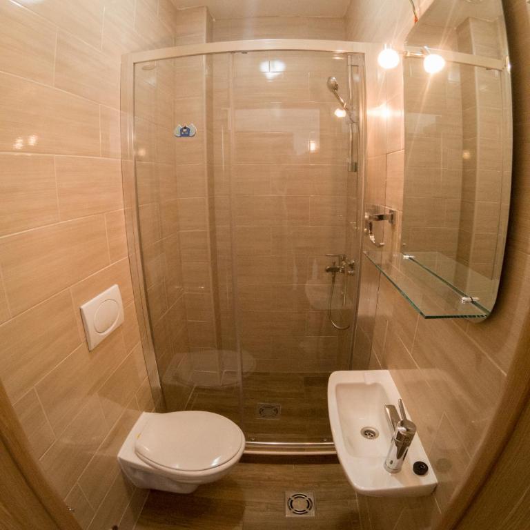 Queen Apartments & Rooms - Deluxe Double Room - 6
