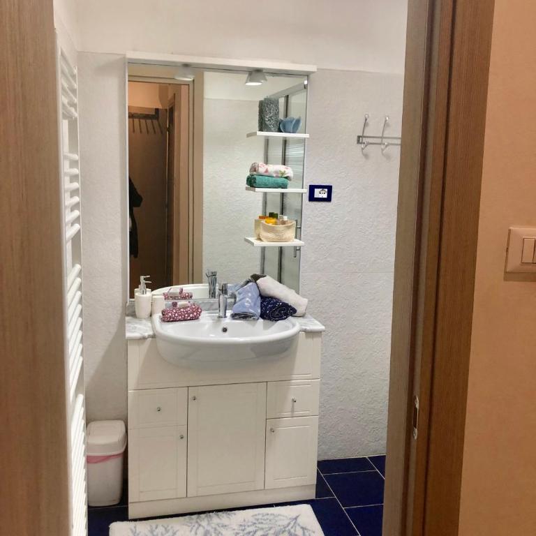 Alla Scalinata del Teatro Rossetti in viale XX Settembre parcheggio - Casa con 2 Camere da Letto - 40